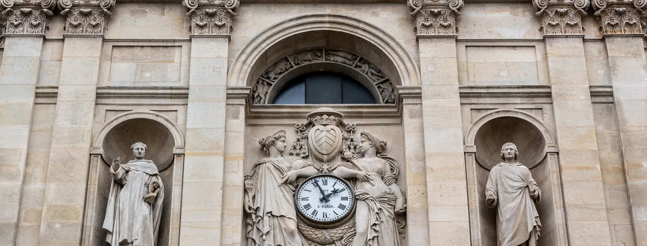 L'horloge et les statues de la façade de la chapelle de la Sorbonne